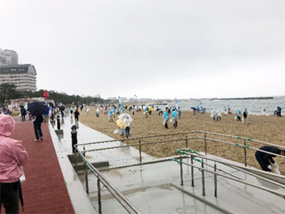 須磨海岸（神戸市）の清掃活動に参加
